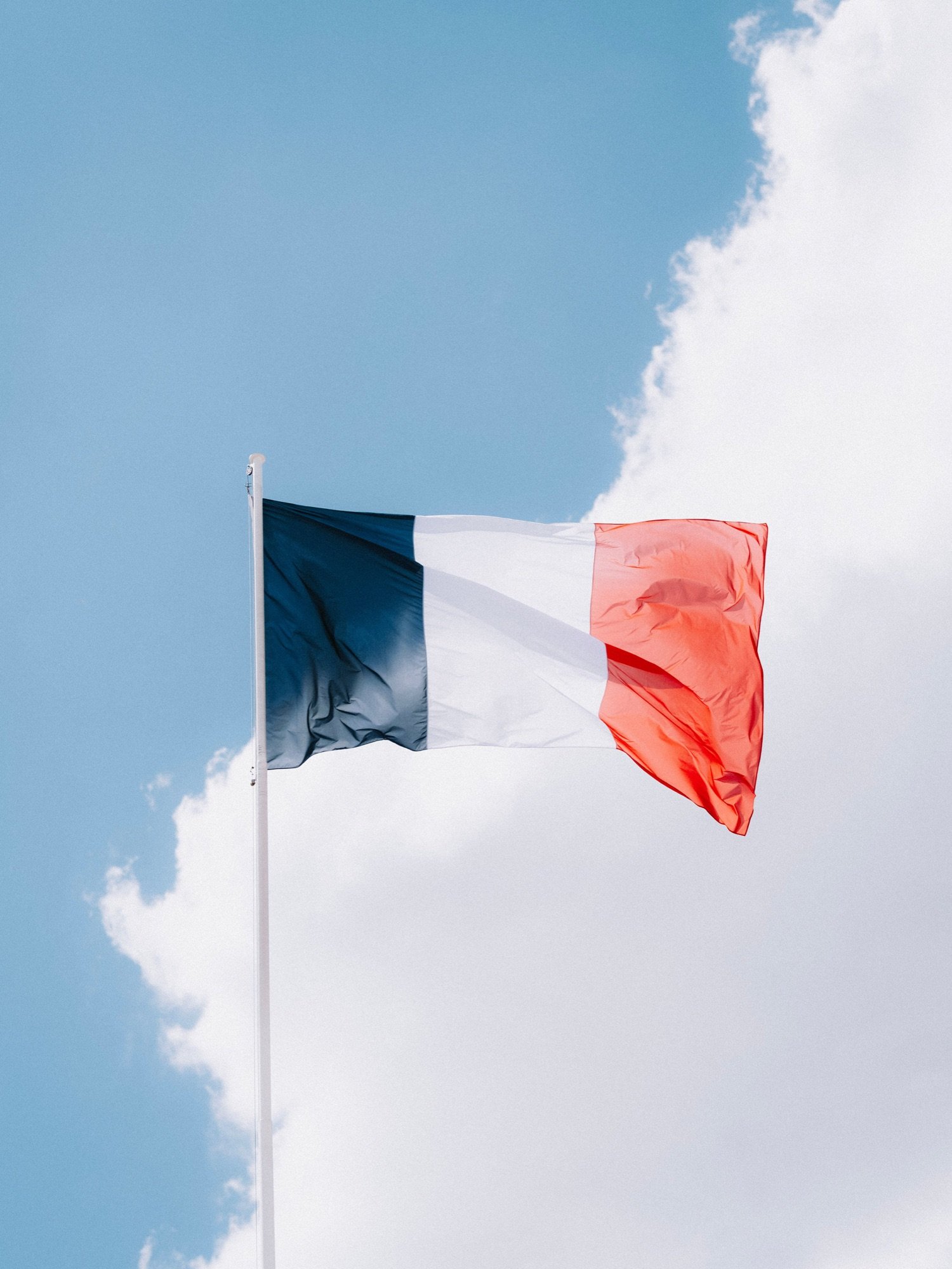 Drapeau français dans un ciel clair