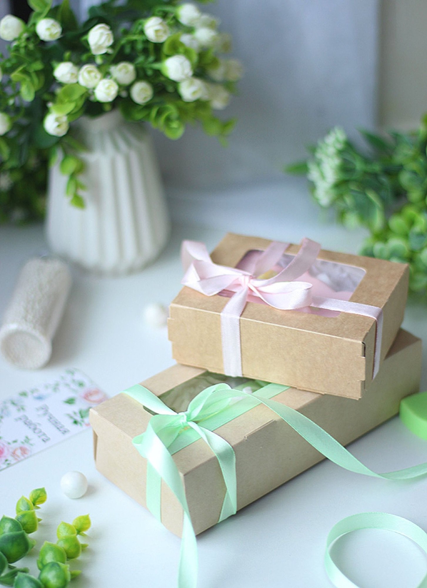 Coffrets cadeaux artisanaux emballés avec soin, rubans et finition faite main